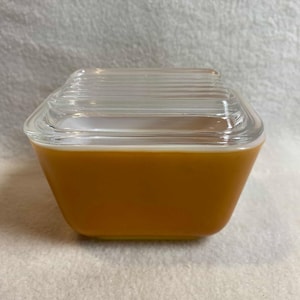 Vintage Pyrex 1 1/2 Cup Small Caramel Color Refrigerator Dish with Lid (#DCG654)
