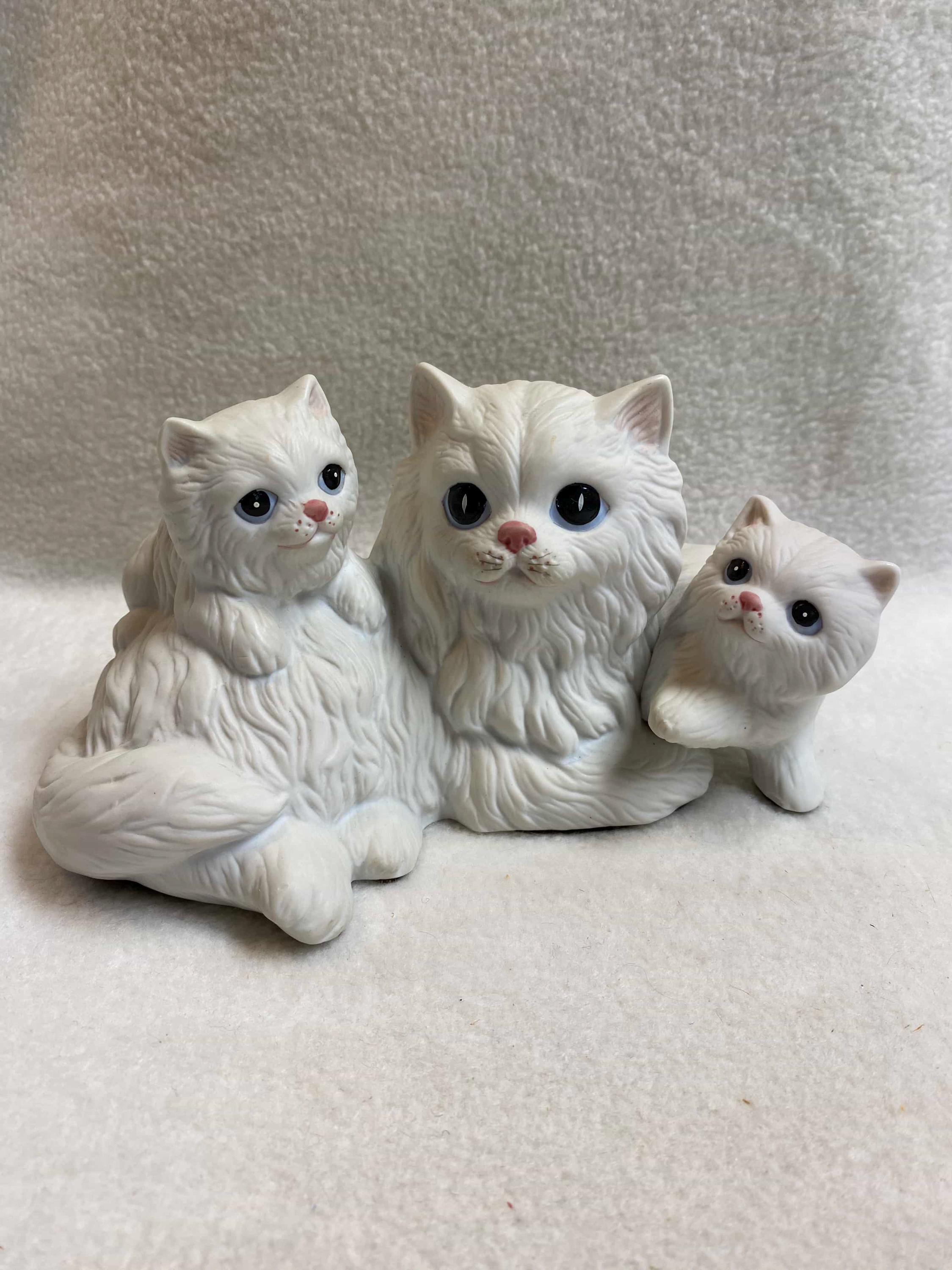 Vintage Homco White Persian Mama Cat With Two Kittens Figurine
