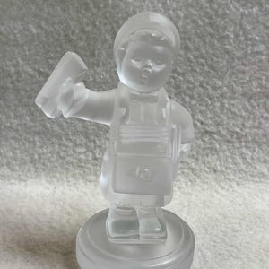Colección de cristales antiguos de Goebel (MJ Hummel): repartidor de cartas, carta sellada con un corazón (#FIG489)