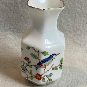 Aynsley Small Asian Inspired Bird Vase (Pembroke Design) (#VTT097)