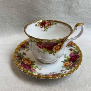 Royal Albert Old Country Roses Teacup and Saucer (#DCG952)