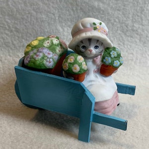 Kitty Cucumber - Kitty in winkelwagen vol bloemen (#BCD451)