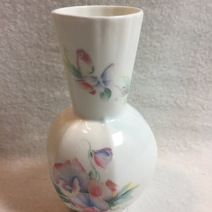 Aynsley Little Sweetheart Bone China Bulb (Troy) Vase - White with Floral - In Original Packaging (#VTT065)