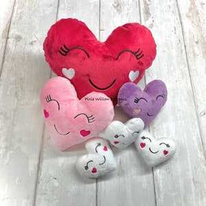 ITH Heart Stuffie, Maschinenstickerei Muster. EASY Herz Stofftier Muster mit niedlichem Gesicht. für 4x4, 5x7, 6x10 und 9x14 Creolen