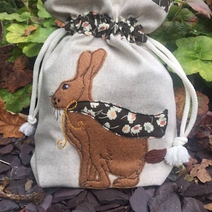 ITH Raw Edge Applique Hare Machine Embroidery Designs 5x7, 8x8 & 9x12 - Parte de la serie Suzy Spellbound