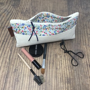 ITH Zipper Bag Pattern: Horizontal Stripe, 3 Sizes. Machine Embroidery Pattern