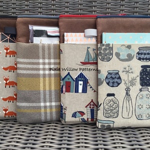 ITH Zipper Bag, volledig gevoerd met voorvak. Voor 8x12 Hoepels. Machinaal borduurwerk ontwerp door Pixie Willow Patterns