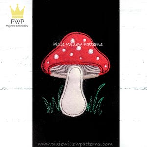 Pode incluir: Design de cogumelo bordado com chapéu vermelho e bolinhas brancas, caule branco e grama verde sobre fundo preto. O texto "Pixie Willow Patterns" e "PWP Machine Embroidery" também são visíveis.