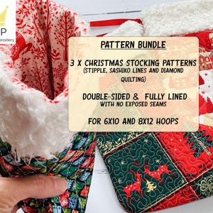 Op de afbeelding: Kerstkousen patroonbundel met rood en witte stof, met hert en boom ontwerpen. De tekst luidt "PATTERN BUNDLE" en "3 X CHRISTMAS STOCKING PATTERNS". De kousen zijn dubbelzijdig en volledig gevoerd.