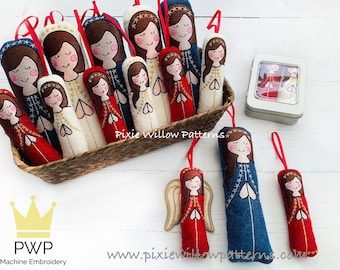 Puede incluir: Adornos de ángeles hechos a mano en fieltro rojo, blanco y azul con detalles bordados. Los adornos presentan caras sonrientes, detalles de estrellas y cintas rojas. También hay una pequeña caja de adornos similares.