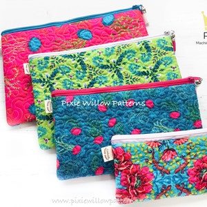 Può includere: Quattro pochette con cerniera trapuntate in diverse dimensioni e motivi. Le pochette sono turchese, verde e rosa con motivi floreali e geometrici. Le pochette sono etichettate "Pixie Willow Patterns".
