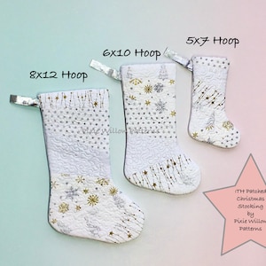 Puede incluir: Tres calcetines de Navidad blancos con bordados dorados y plateados. Los calcetines están etiquetados con los tamaños de aro necesarios para crearlos: 5x7, 6x10 y 8x12. El texto "ITH Patched Christmas Stocking by Pixie Willow Patterns" está en una estrella rosa.