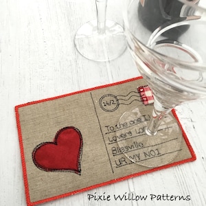 ITH Valentines Mug Rug, dans un design de carte postale, pour cerceaux 5x7. Dessins de broderie à la machine par Pixie Willow Patterns