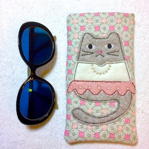 ITH Project, Glasses Case / Cell phone holder "Tabbytha" -Raw Edge Applique Machine Embroidery Pattern 5x7 Hoop by Pixie Willow Patterns