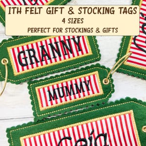 Peut inclure: Étiquettes de cadeaux et de bas en feutre vert avec des centres à rayures rouges et blanches. Les étiquettes ont une bordure dorée et les mots "Granny" et "Mummy" brodés en noir. Le texte "ITH FELT GIFT & STOCKING TAGS 4 SIZES PERFECT FOR STOCKINGS & GIFTS" est en haut.