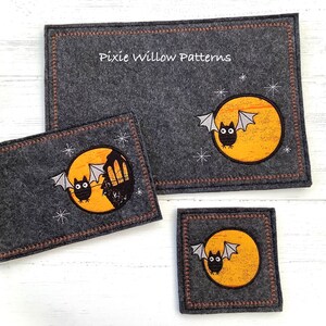 以下が含まれることがあります： オレンジ色の月と黒いコウモリが描かれた、グレーのフェルト製のハロウィンをテーマにしたコースター3枚。一番大きなコースターには、白い文字で「Pixie Willow Patterns」と書かれています。