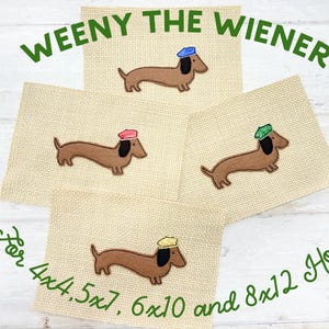 Könnte beinhalten: Vier gestickte Dackel mit verschiedenfarbigen Hüten werden auf beigefarbenen Stoffquadraten gezeigt. Der Text "WEENY THE WIENER" steht über den Hunden, und "For 4x4.5x7, 6x10 and 8x12 Hoops" steht darunter.