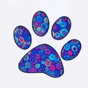 Op de afbeelding: Een kleurrijk pootafdrukontwerp met een zwarte omtrek. De pootafdruk is gevuld met een patroon van blauwe, paarse en roze bloemvormen. De achtergrond is effen wit.