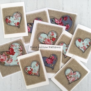 Op de afbeelding: Een verzameling handgemaakte wenskaarten met een hartmotief. Elke kaart heeft een jute textuur met een bloemenhart in rood, roze en blauw. De tekst "Pixie Willow Patterns" is zichtbaar.