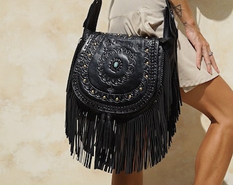 Bolso bandolera bohemio de piel repujada, estilo western, ideal para festivales.