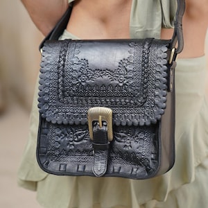 Sac à bandoulière en cuir bohème noir repoussé à la main, sac à main en cuir bohème