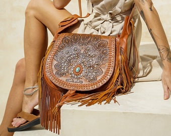 Bolso bandolera bohemio de piel repujada, estilo western, ideal para festivales.
