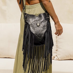 Bolso bandolera de cuero con flecos tallados, estilo bohemio, color negro