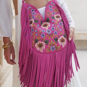 Borsa a tracolla in pelle scamosciata rosa dipinta a mano, borsa con frange in pelle