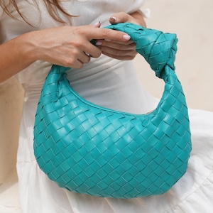 Bolso de mano de piel tejida a mano en color turquesa para mujer