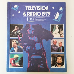 Könnte beinhalten: Ein blauer Buchumschlag mit dem Titel "Fernsehen & Radio 1979" und dem Logo "IBA Independent Broadcasting Authority". Der Umschlag zeigt eine Silhouette eines Kamerateams auf einem Lift und mehrere kleine Fotos von Personen.