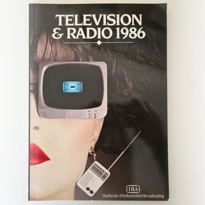 Könnte beinhalten: Ein schwarzer Buchumschlag mit dem Titel "Fernsehen & Radio 1986" in weißer Schrift. Der Umschlag zeigt das Gesicht einer Frau mit einem Fernseher über den Augen und einem kleinen Radio, das an ihrem Ohr hängt.