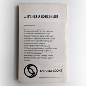 Puede incluir: Una portada de libro con el t&iacute;tulo "Witches & Sorcerers" de Arkon Daraul. La portada es blanca con texto negro y un c&iacute;rculo negro con una S blanca en el centro. El texto en la contraportada habla sobre la historia de la brujer&iacute;a y la existencia de fuerzas sobrenaturales.