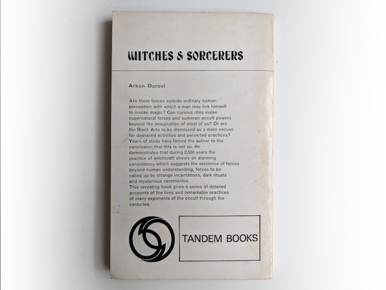 Puede incluir: Una portada de libro con el t&iacute;tulo "Witches & Sorcerers" de Arkon Daraul. La portada es blanca con texto negro y un c&iacute;rculo negro con una S blanca en el centro. El texto en la contraportada habla sobre la historia de la brujer&iacute;a y la existencia de fuerzas sobrenaturales.