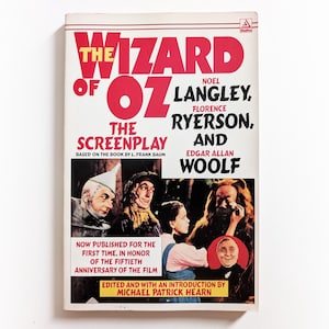 Puede incluir: Un letrero de madera rústico con el texto "Welcome to our home" en letras blancas. El letrero presenta un acabado envejecido y un diseño simple y acogedor, ideal para la decoración de la puerta principal.