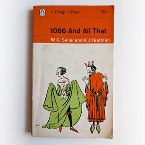 Könnte beinhalten: Ein Penguin Books Taschenbuchcover mit orangefarbenem Hintergrund und dem Titel "1066 And All That" in schwarzer Schrift. Die Autoren, W. C. Sellar und R. J. Yeatman, sind unter dem Titel aufgeführt. Das Cover zeigt eine Comic-Illustration eines Königs und einer Königin in mittelalterlicher Kleidung.