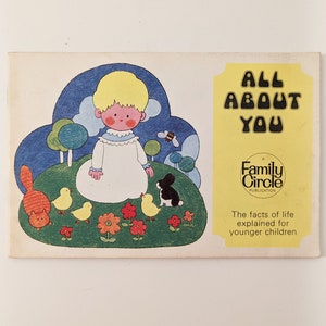 以下が含まれることがあります： 黄色い本の表紙に、黒い文字で「All About You」というタイトルが書かれています。表紙には、白いドレスを着た子供と、動物や花に囲まれた漫画のイラストが描かれています。この本はファミリーサークル出版で、幼い子供たちに人生の事実を説明しています。