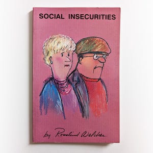 Könnte beinhalten: Ein Buchcover mit dem Titel "SOCIAL INSECURITIES" in schwarzer Schrift. Das Cover zeigt eine Cartoon-Illustration von zwei Personen. Der Name des Autors, "Rosalind Welcher", steht unten in Kursivschrift.