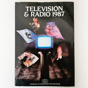 Könnte beinhalten: Ein schwarzer Buchumschlag mit dem Titel "Fernsehen & Radio 1987" und dem Text "IBA Yearbook of Independent Broadcasting". Der Umschlag zeigt ein Schwarzweißbild eines Fernsehbildschirms mit Bildern von Menschen und Objekten, die ihn umgeben.