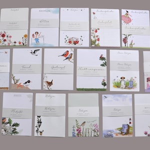 Könnte beinhalten: Eine Sammlung von sechsundzwanzig rechteckigen Papierblöcken, die in einem Raster angeordnet sind, jeweils mit einzigartigen Aquarellillustrationen von Vögeln, Blumen, Tieren und Alltagsszenen sowie verschiedenen deutschen Textüberschriften wie Notizen.