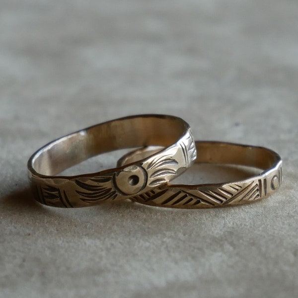 Anillo de bronce para hombre y mujer, grabado con motivos originales.