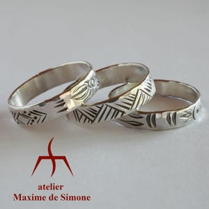 bague en argent  pour homme et femme, gravée de motifs tous différents les uns des autres