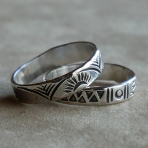 zilveren ring voor mannen en vrouwen, gegraveerd met patronen die allemaal van elkaar verschillen