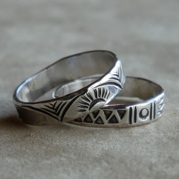 bague en argent  pour homme et femme, gravée de motifs tous différents les uns des autres