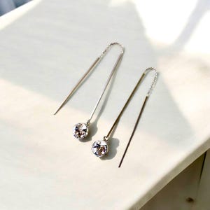 Kolczyki z łańcuszkiem ze srebra próby 925: wiszące kulki z kryształkami