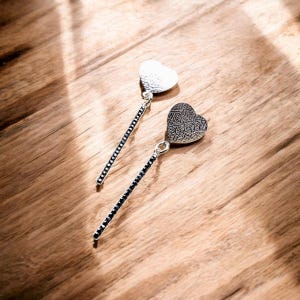 Boucles d&#39;oreilles pendantes coeur martelé en argent sterling avec barre de cristal noir