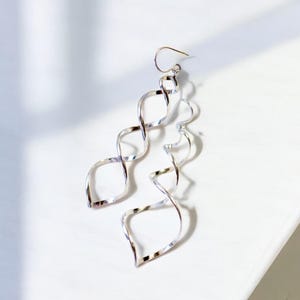 Boucles d'oreilles spirales torsadées en argent sterling, longs pendants hélicoïdaux fluides, bijoux élégants, finition polie brillante, cadeau pour femme