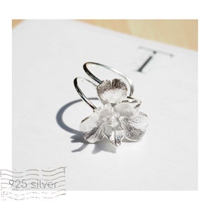 Skurrile Blumen Ohrmanschetten in zartem Silber, Einzigartige Geschenkidee für sie, 1 Stück