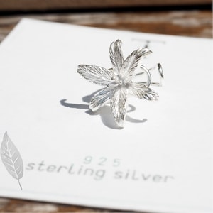 Silver Lily Flower Ear Cuff, No Piercing Clip-On Cuff, Floral Ear cuff Jewelry, Minimalist Ear Cuff, Nature-Inspired Gift for Her, 1 PC.