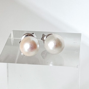 585 white Gold round white pearl stud earrings