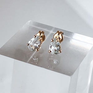 750 Yellow Gold blue teardrop aquamarine stud earrings